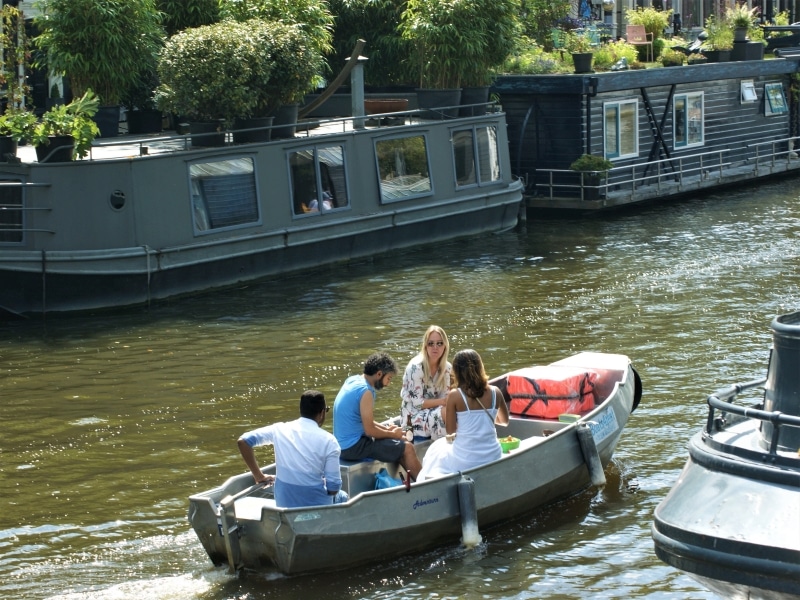 Noleggiare una barca ad Amsterdam sui canali