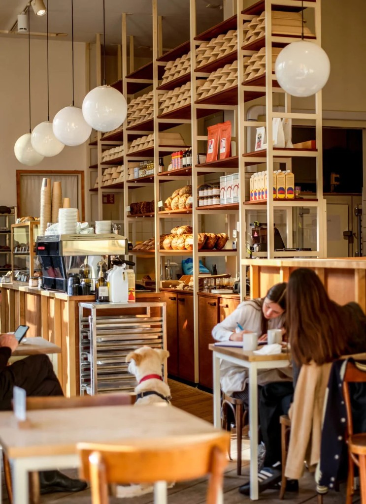 Panificio Louf Amsterdam in Bilderdijkstraat con pane fresco e caffè