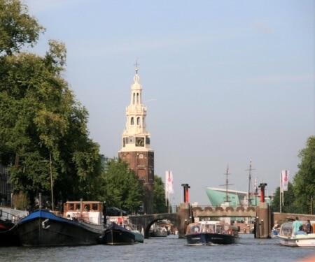 Canale di Amsterdam con barche — percorsi e consigli